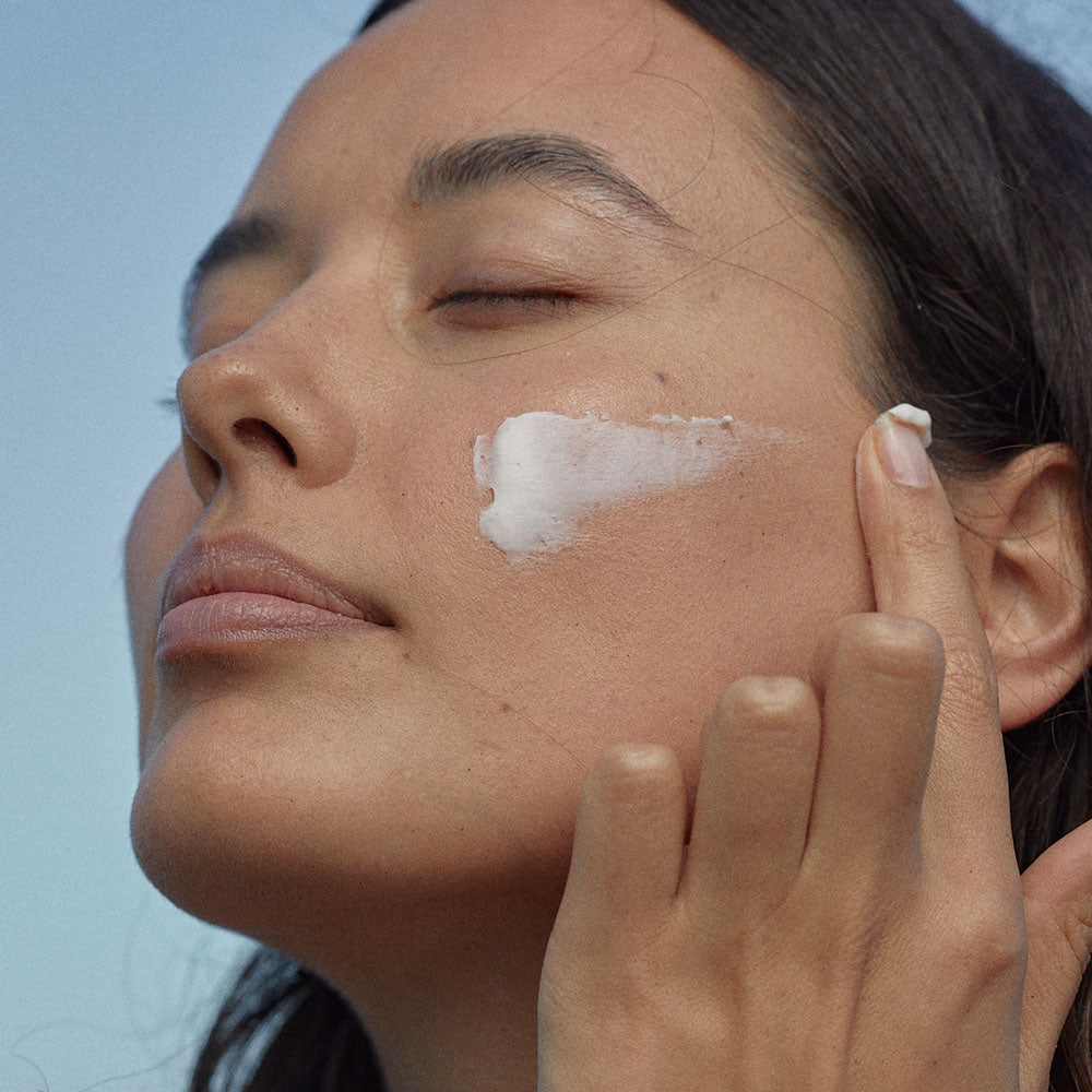 ULTRA LIGHT SUN BLOCK SPF 50+ Textur auf Gesicht