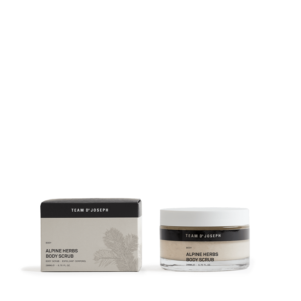 Team Dr Joseph Alpine Herbs Body Scrub – eleganter Glastiegel mit weißem Deckel und schwarzem Etikett, neben eleganter Verpackung
