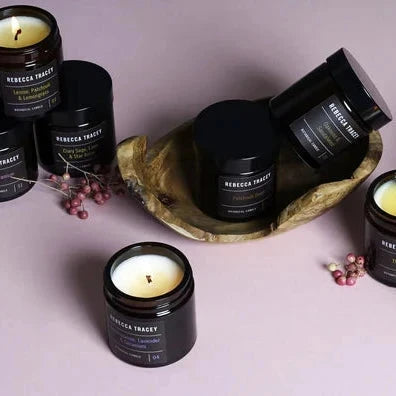 Reisegröße Kerzen von Rebecca Tracey au rosa Hintergrund