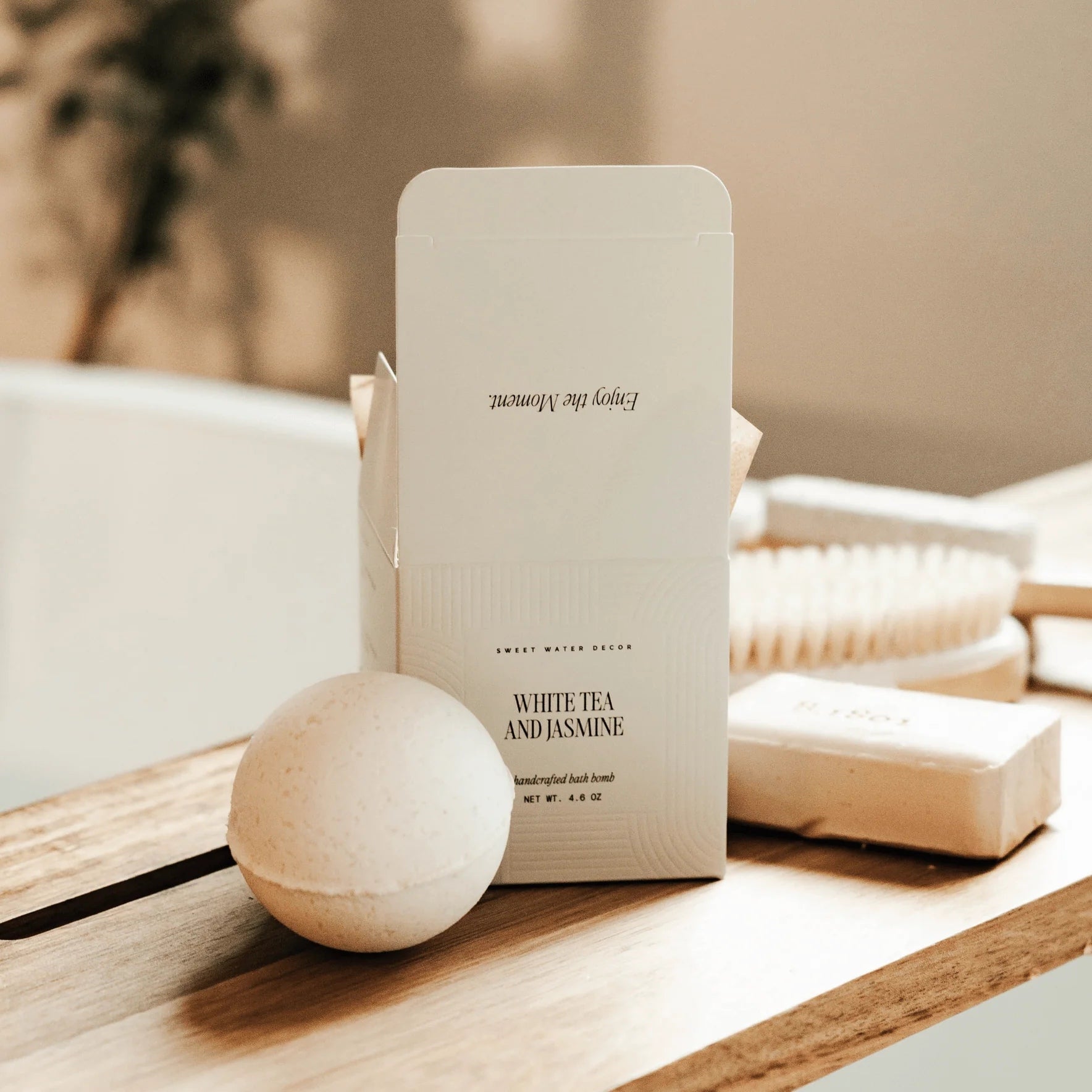 White Tea and Jasmine Sweet Water Decor Badebombe im Bad neben Seife