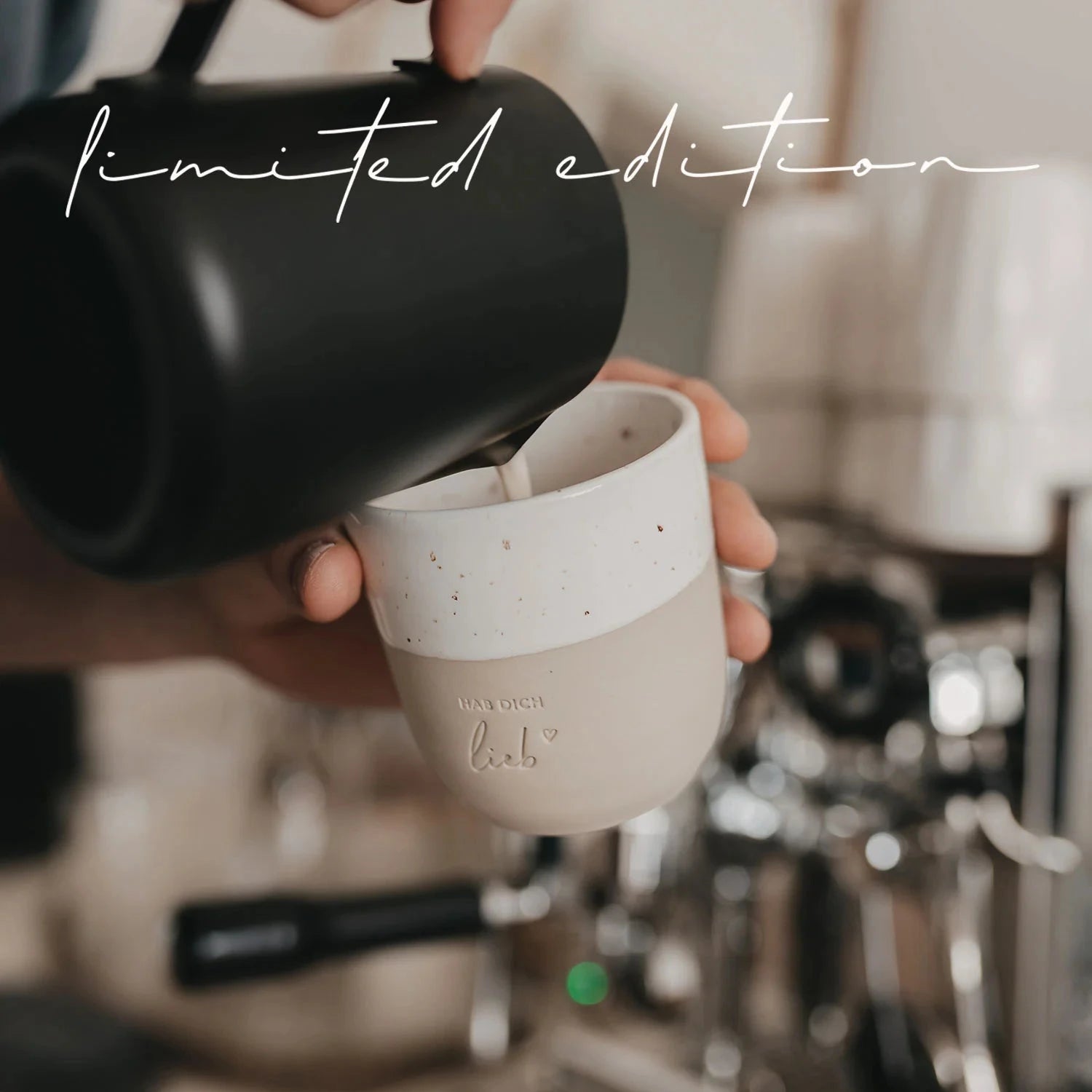 In den Becher "Hab dich lieb" von Eulenschnitt wird Milch eingefüllt.