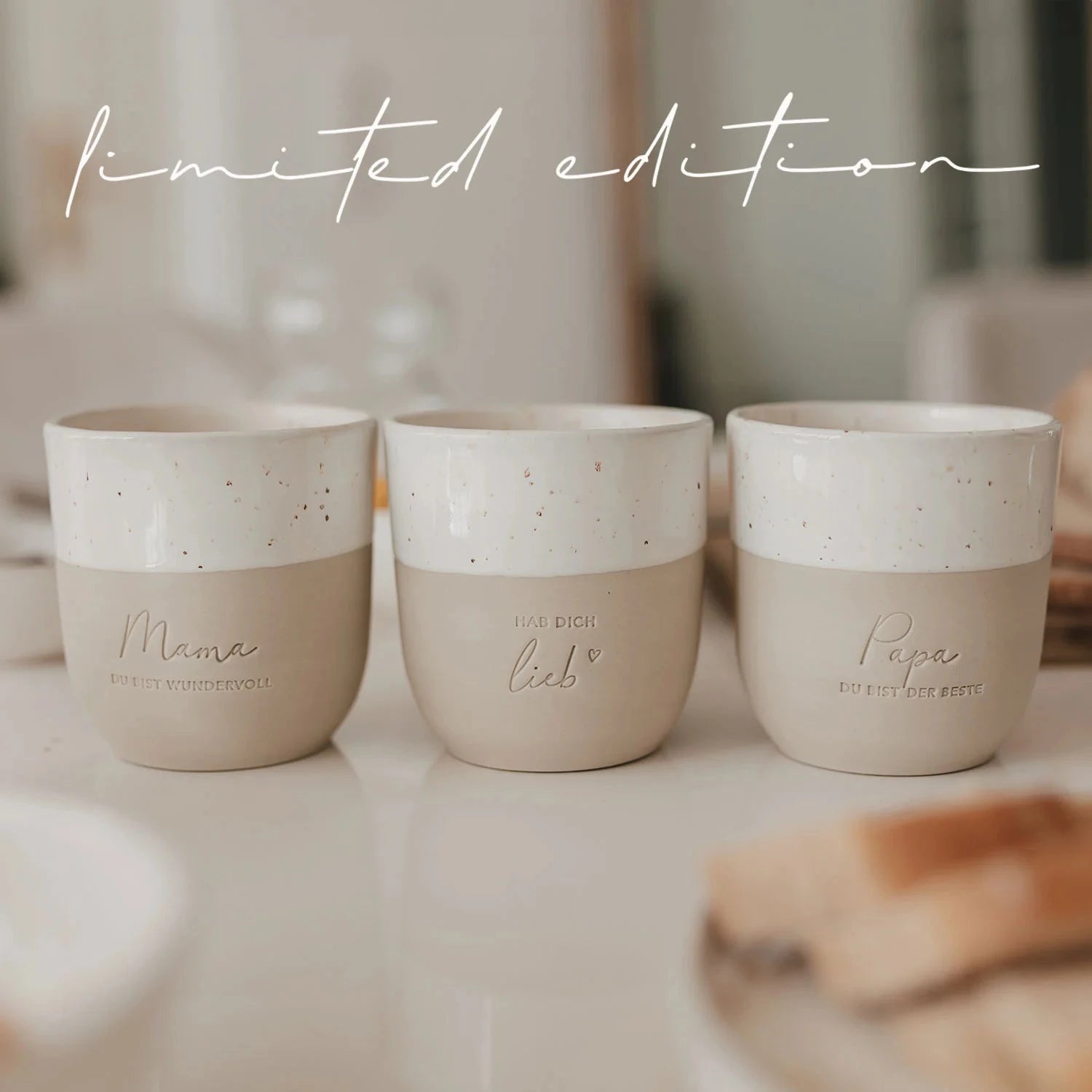 Drei Becher von Eulenschnitt nebeneinander: Mama du bist wundervoll, Hab dich lieb, Papa du bist der Beste.