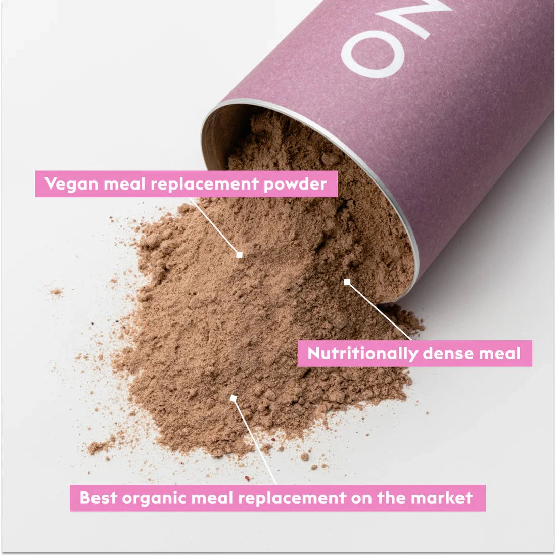 Liegende Kiano Berry Fuel Dose mit herausfallendem Pulver auf weißem Hintergrund