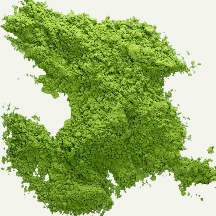 Matchapulver auf weißem Untergrund. North Glow