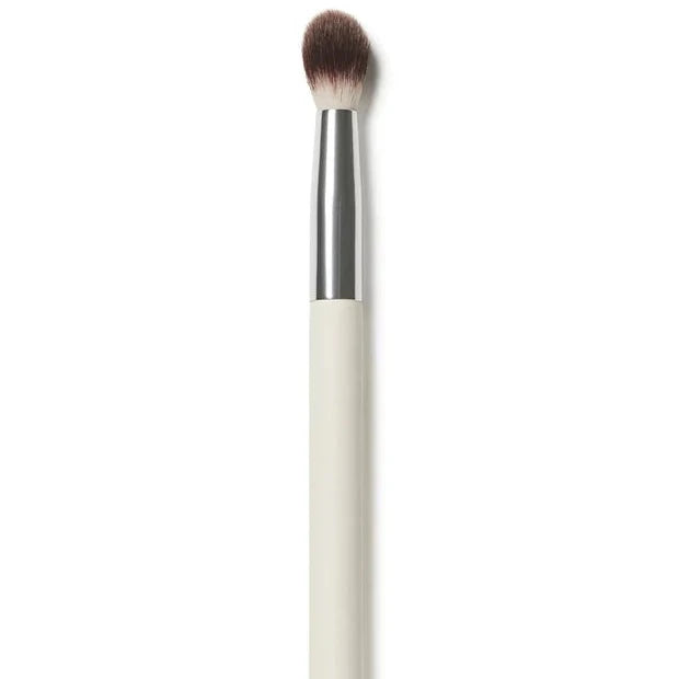 Ilia Blending Brush vor weißem Hintergrund