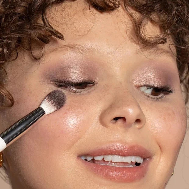 Ilia Blending Brush in Gebrauch bei weiblichen Model