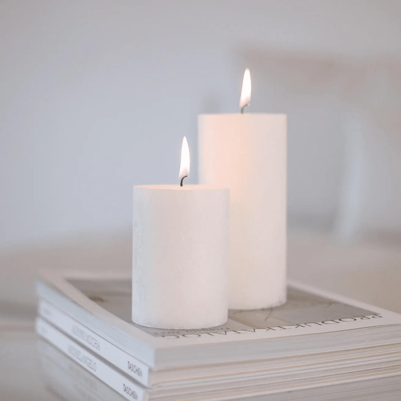 2 verschieden große Blockkerzen Olive von Eulenschnitt in weiß stehen auf Produktkatalogen.