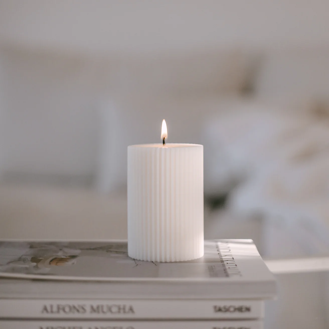 Blockkerze Rillen von Eulenschnitt in weiß steht auf Produktkatalogen.