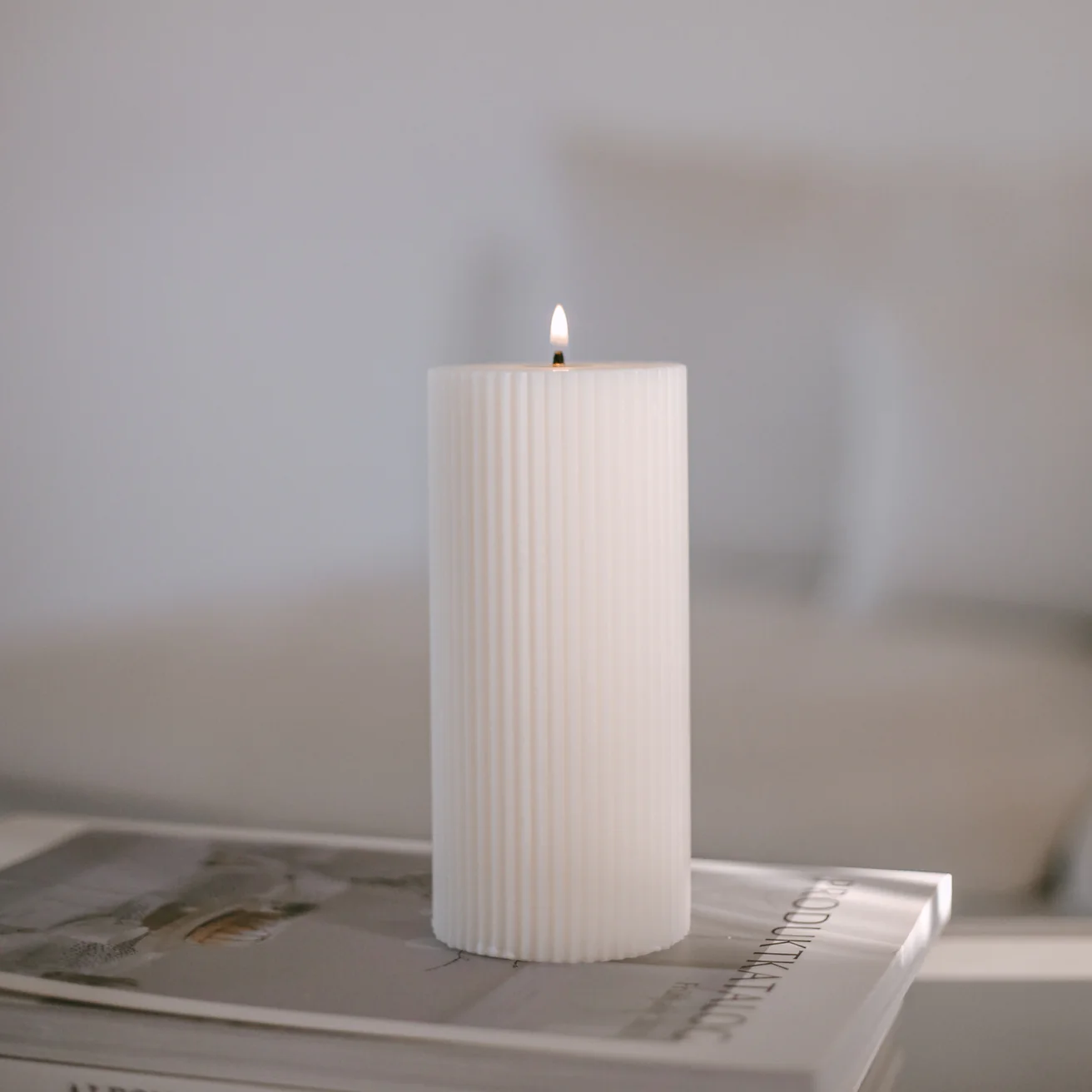 lockkerze Rillen von Eulenschnitt in weiß steht auf Produktkatalogen.