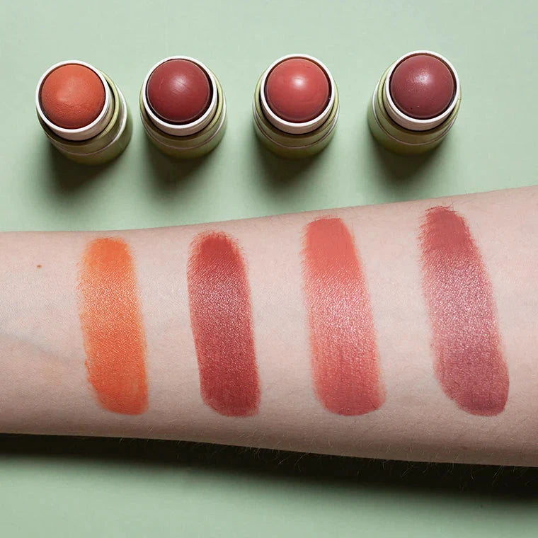 Arm mit verschiedenen Farbtönen der Blush Balms von PURE U. Cosmetics.