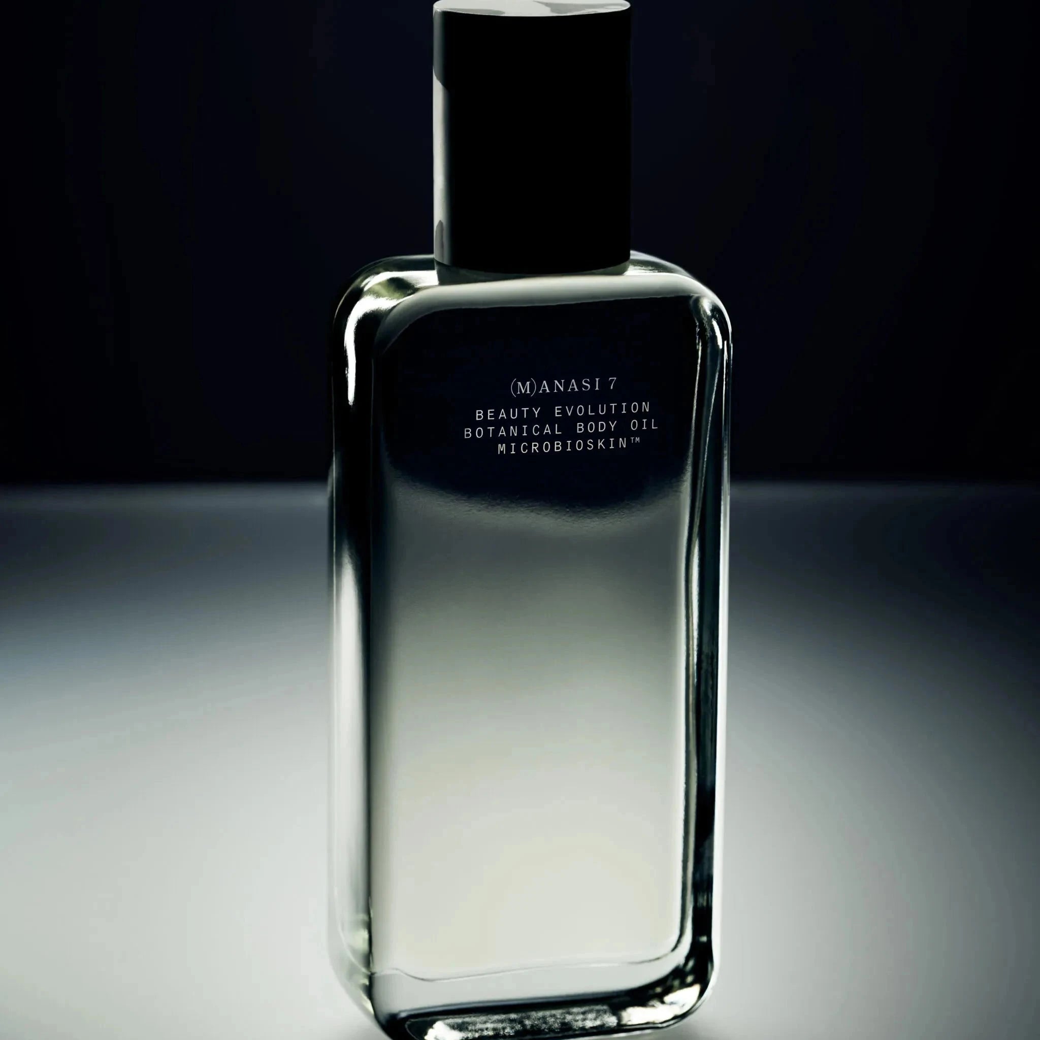 Botanical Body Oil von Manasi 7 stehend vor schwarz, grauem Hintergrund.