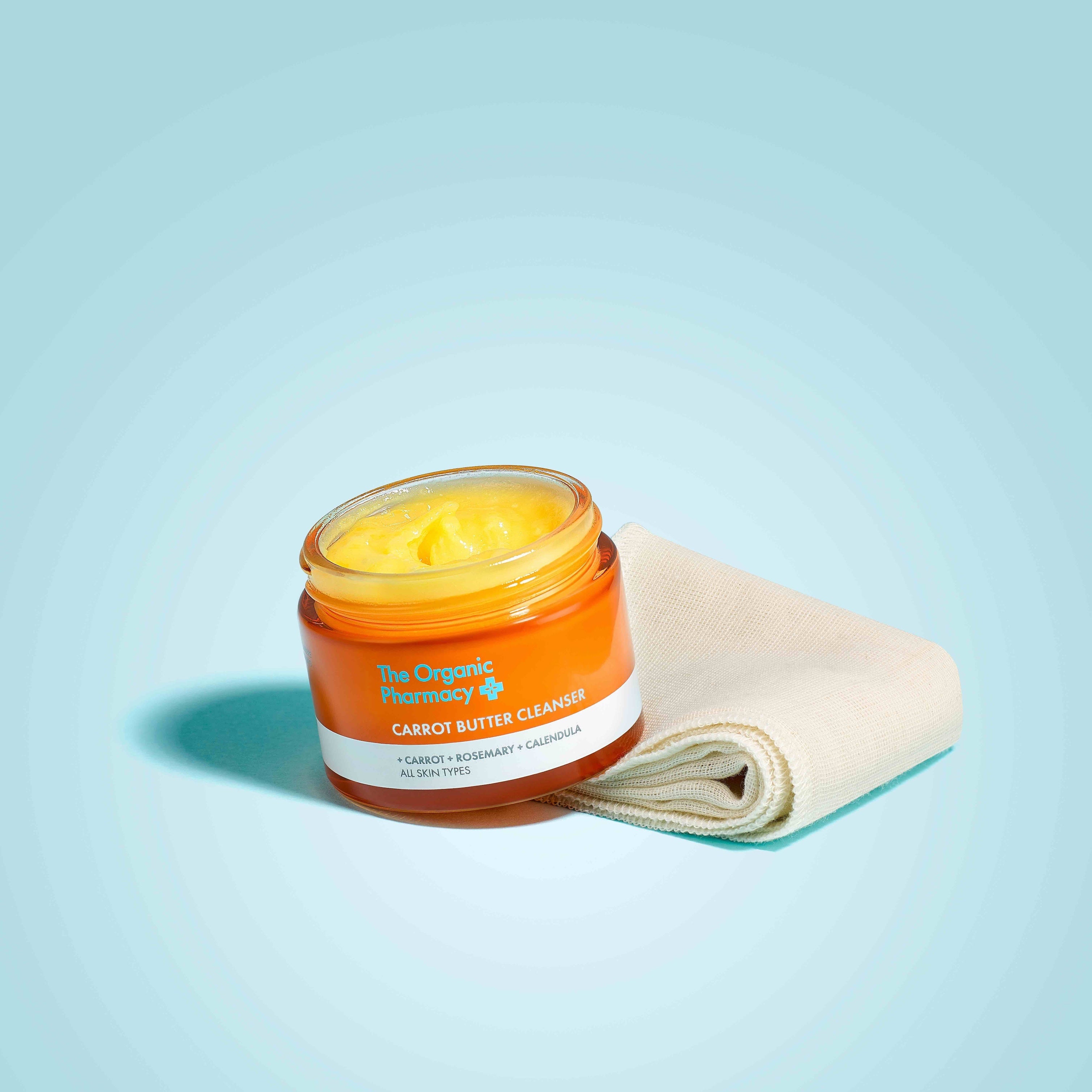 The Organic Pharmacy Carrot Butter Cleanser - cremige Textur im offenen Tiegel.