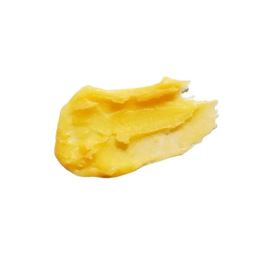 Carrot Butter Cleanser orange Textur auf weißem Hintergrund