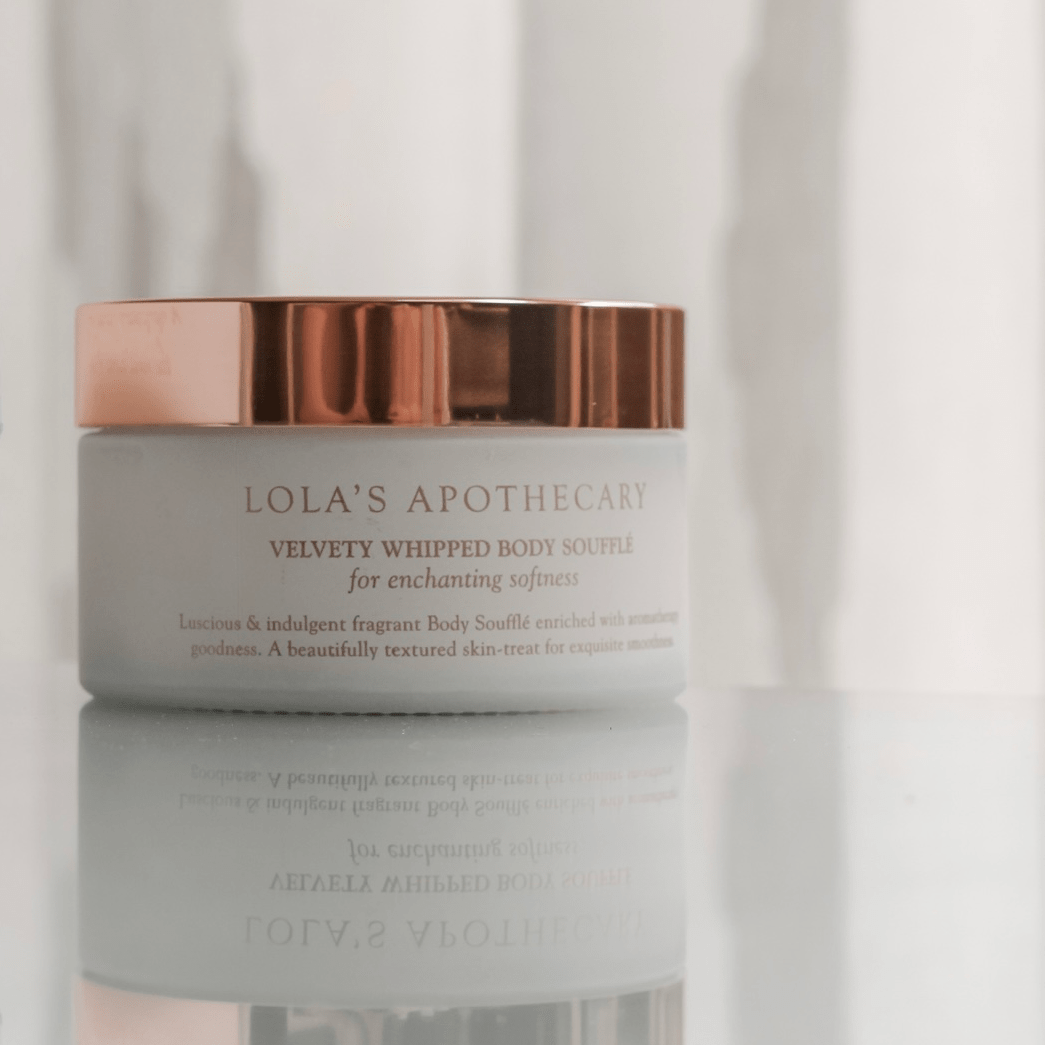 Weißer Tiegel mit goldenem Decke Cherry Blossom Body Soufflé von Lola's Apothecary steht vor hellem Hintergrund.