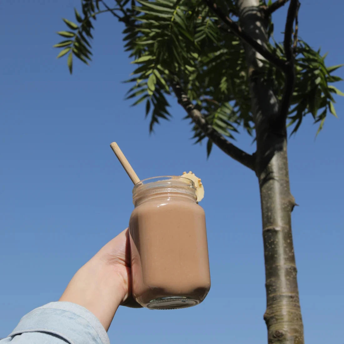 KIANO Choco Chill in Getränk vor Baum