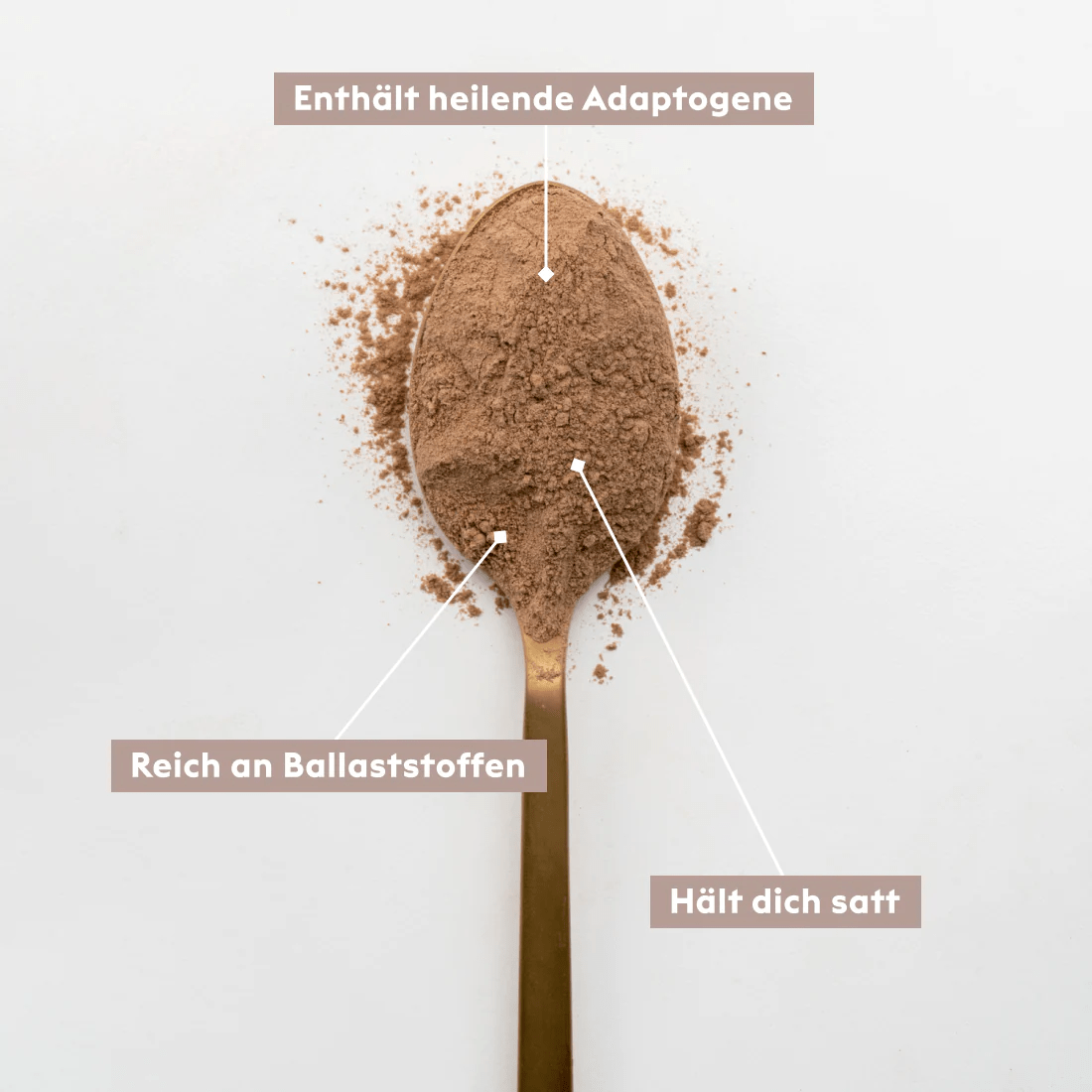 Kiano Choco Fuel Pulver auf einem Löffel vor weißem Hintergrund.