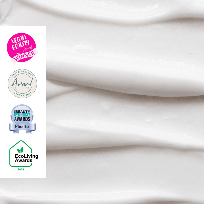 Nahaufnahme der milchigen Textur der UpCircle Oat Face Cleanser – sanfte Reinigung für die Haut.