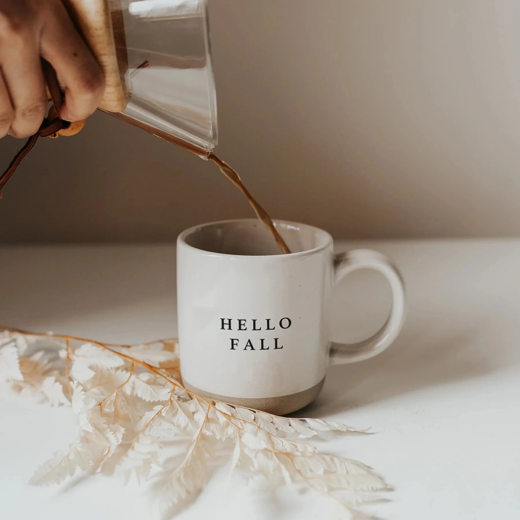 Cremefarbene Kaffeetasse "HELLO FALL" von SWEET WATER DECOR