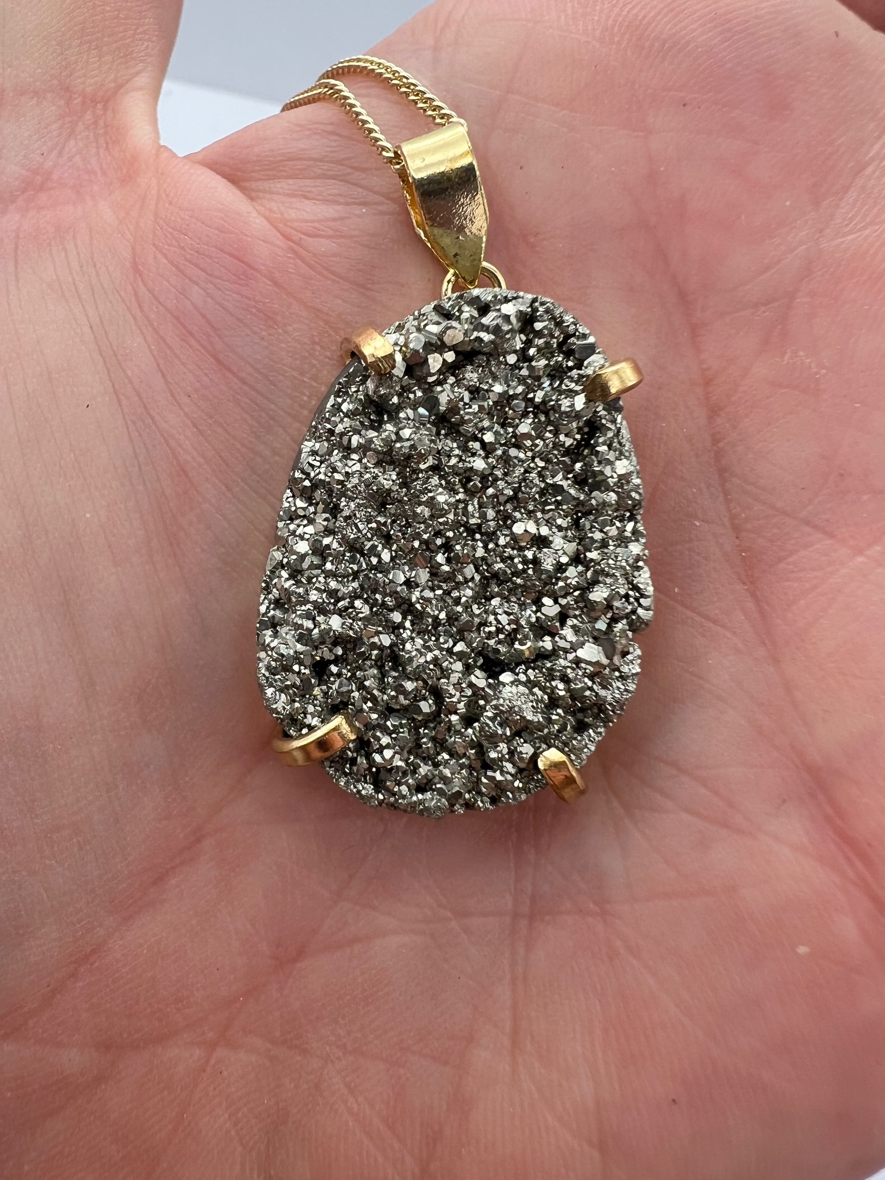 CRYSTAL AND SAGE Jewelery - vergoldete Pyrit Halskette