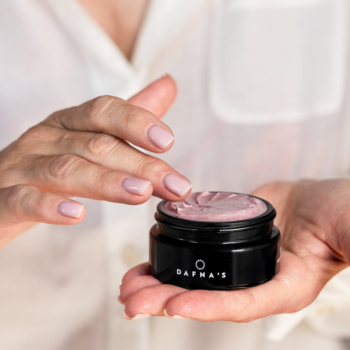 DAFNA'S RESET Rejuvenating Treatment Gesichtsmaske mit geöffneter Produktverpackung.