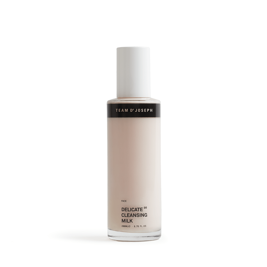 Flasche der Delicate Cleansing Milk von TEAM DR JOSEPH – sanfte Reinigungsmilch in stilvollem, minimalistischem Design auf weißem Hintergrund