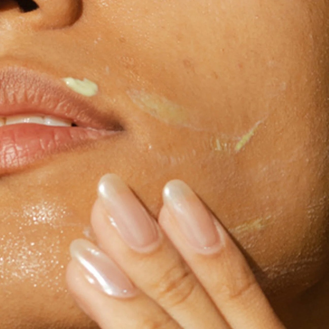 Anwendung des Odacité Derm-Restore Super Serums – intensive Pflege für Gesicht und Hals bei empfindlicher Haut