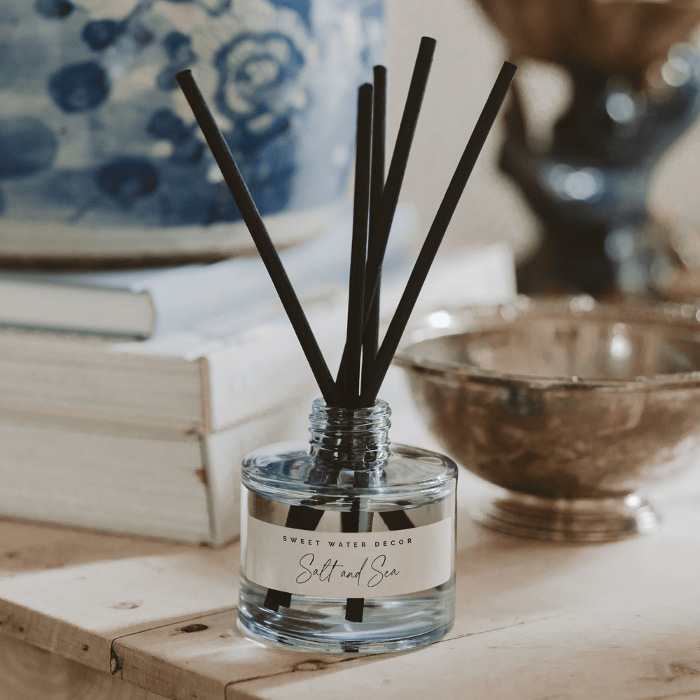 Salt and Sea Diffuser von Sweet Water Decor als Deko für ein Wohnzimmer