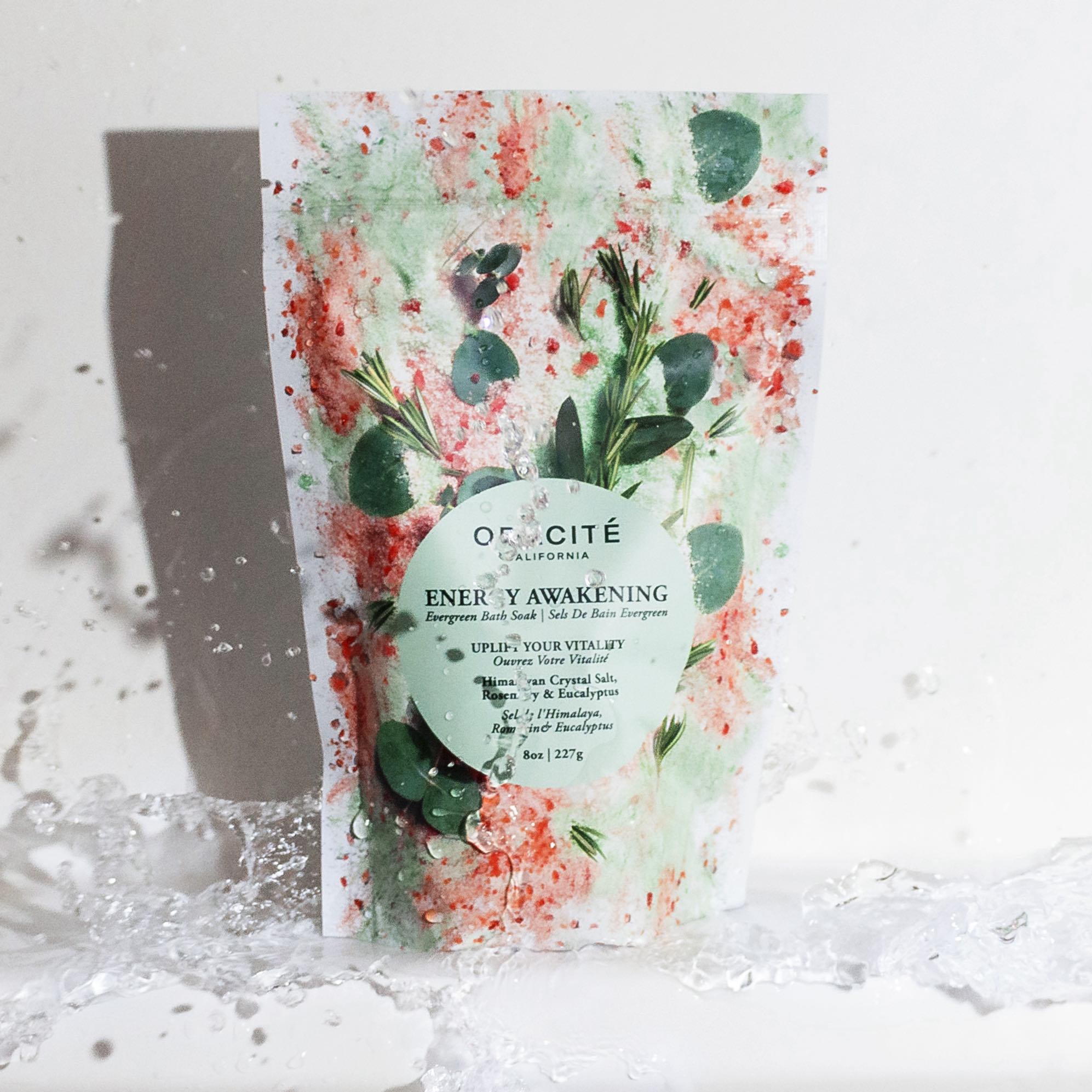 Das Soul Soothing Badesalz duftet nach Rosmarin und Eukalyptus und sorgt für eine wohltuende Entspannung