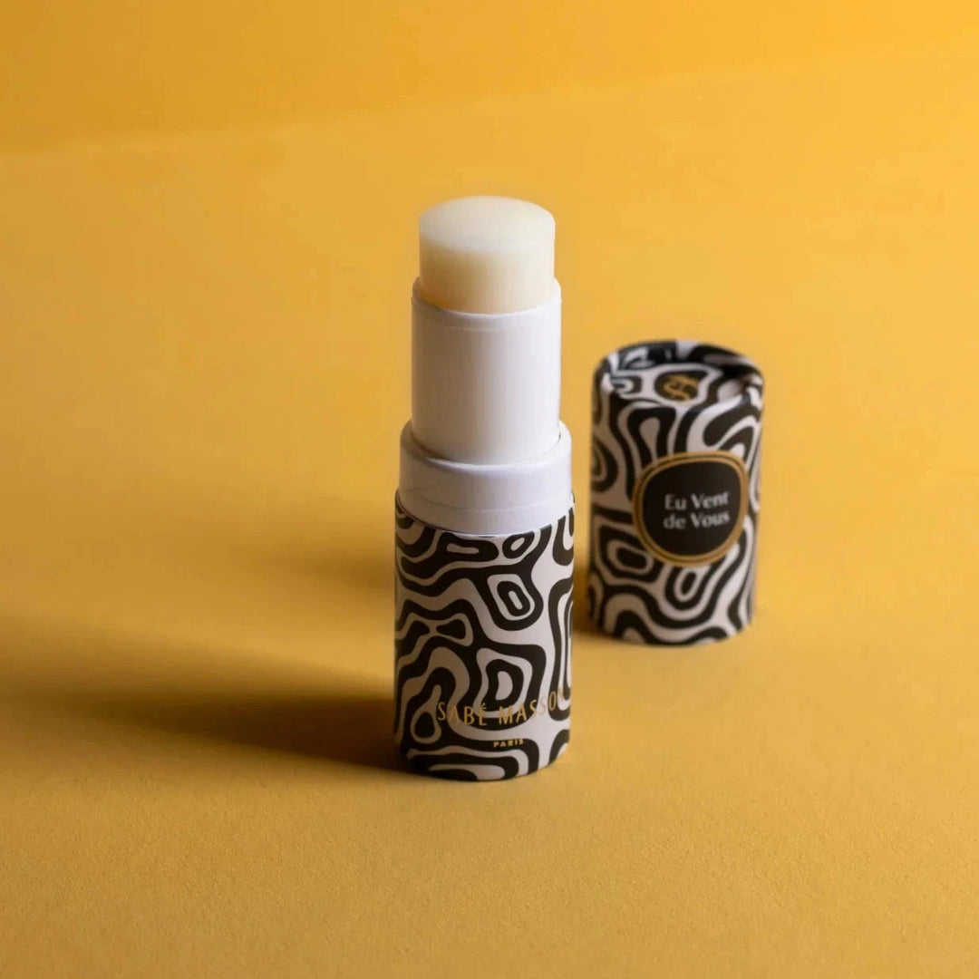 Natürliche Textur des SABÉ MASSON Duftsticks Eu Vent de Vous – fester, pflegender Duftbalsam mit pflanzlichen Wachsen North Glow