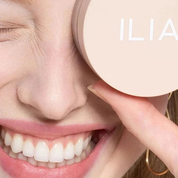 ILIA Soft Focus Finishing Powder Dose wird von weiblichen Model gehalten