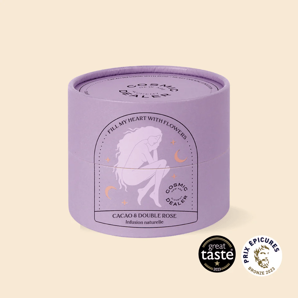 Cacao&Double Rose Tee Dose Cosmic Dealer vor hellem Hintergrund.