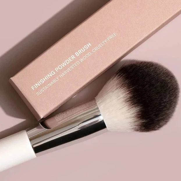 ILIA Finishing Powder Brush vor hellem Hintergrund
