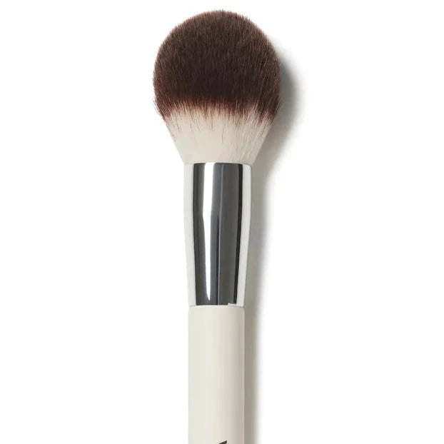 ILIA Finishing Powder Brush vor weißem Hintergrund
