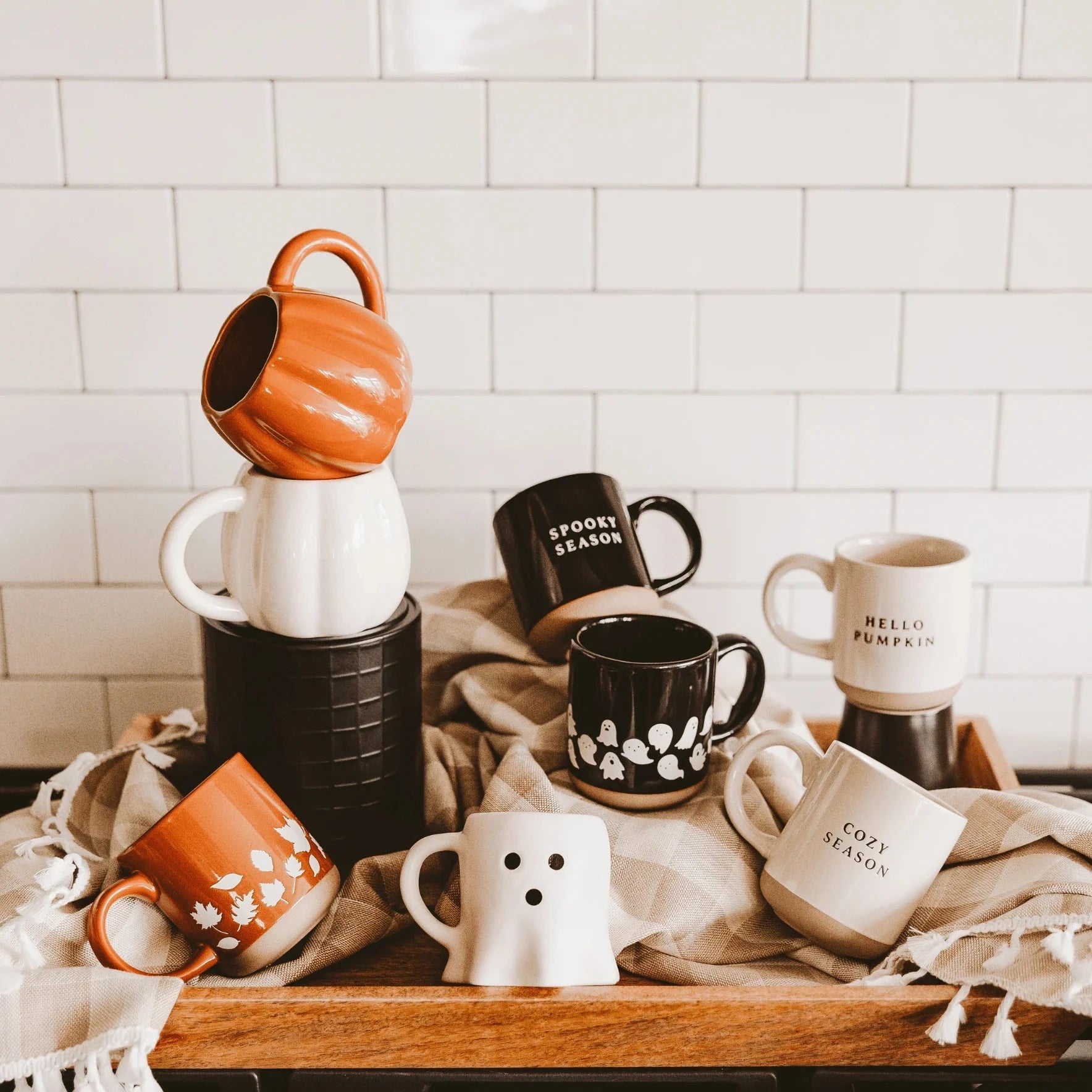 Herbstkollektion Kaffeetassen von Sweet Water Decor - verschiedene Tassen in Szene gesetzt