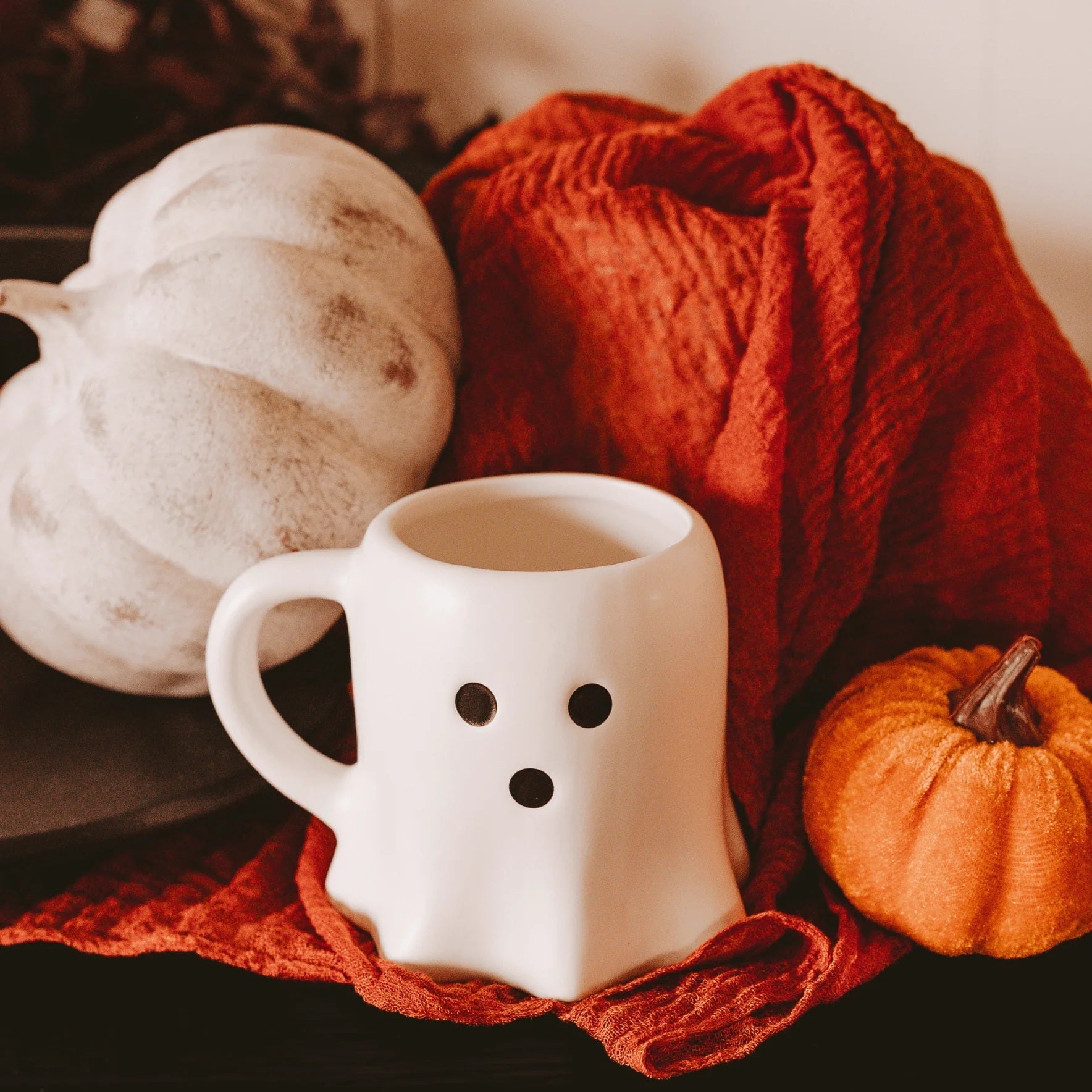 Ghost Mug von Sweet Water Decor vor herbstlicher Deko mit Kürbissen und Blättern