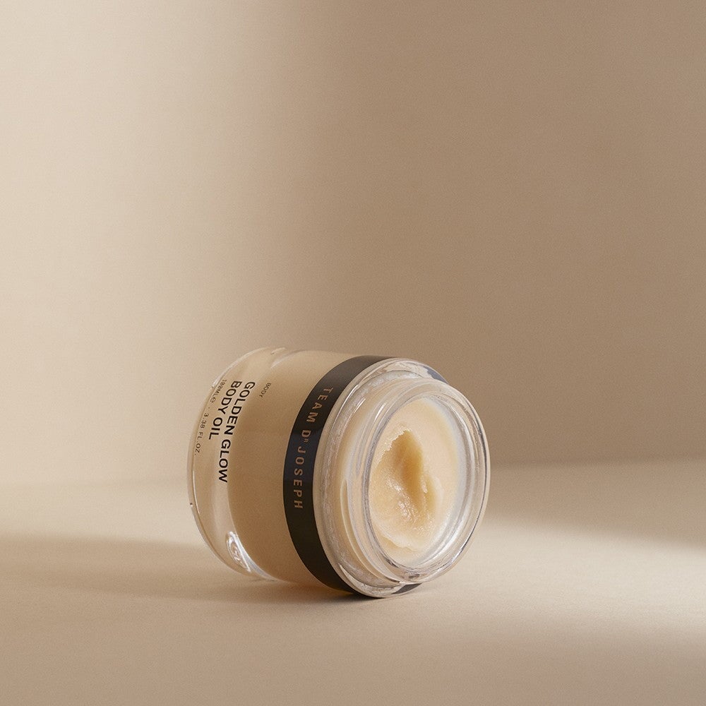 Golden Glow Body Oil mit cremiger Balm-zu-Öl-Textur für straffe, geschmeidige Haut.
