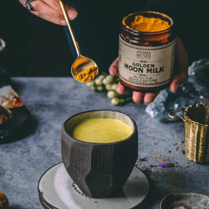 Golden Moon Milk im Steinbecher, im Hintergrund offenes Schraubglas von Anima Mundi.