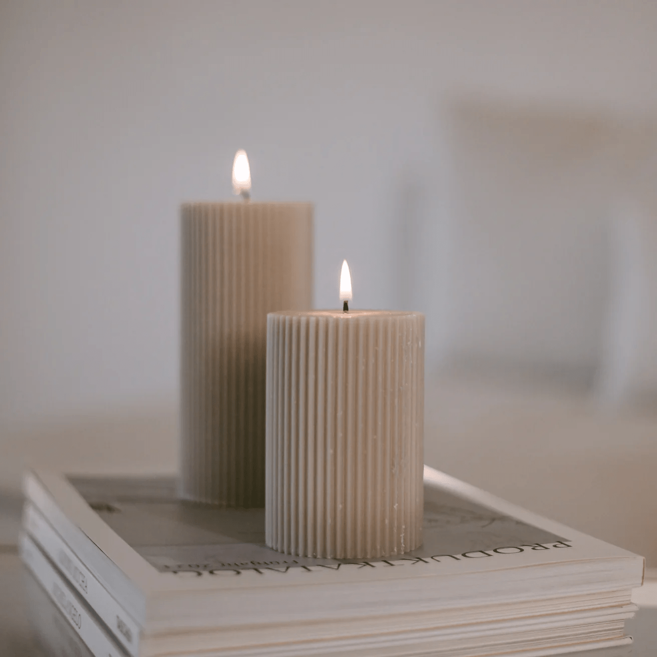 Graue Blockkerzen aus Rapswachs mit Rillen - grau beige