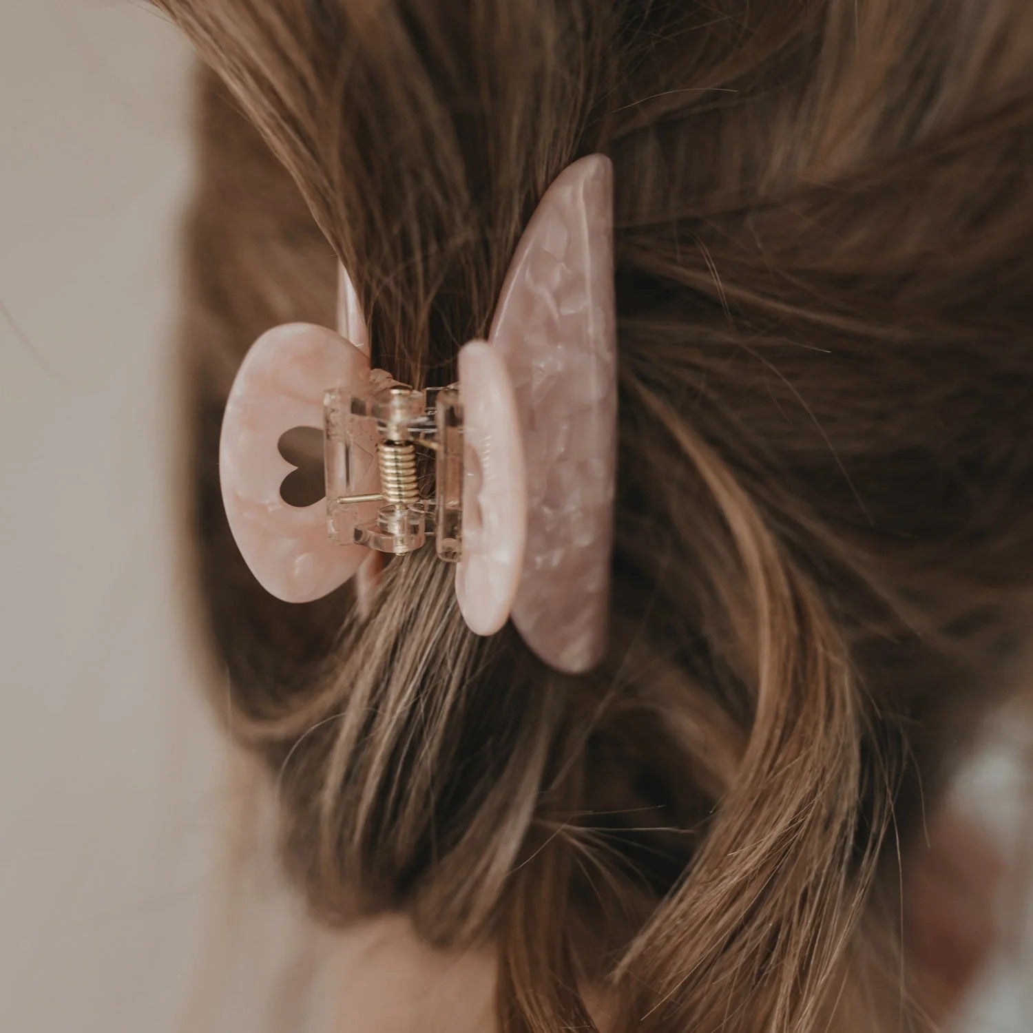 Nahaufnahme der Haarspange Herz Blush von Eulenschnitt – filigran, rosa, mit Herzmotiv