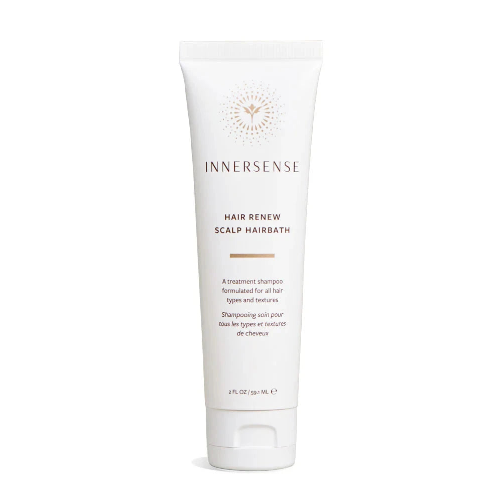 Weiße Tube "Innersense Hair Renew Scalp Hairbath" stehend vor weißem Hintergrund.