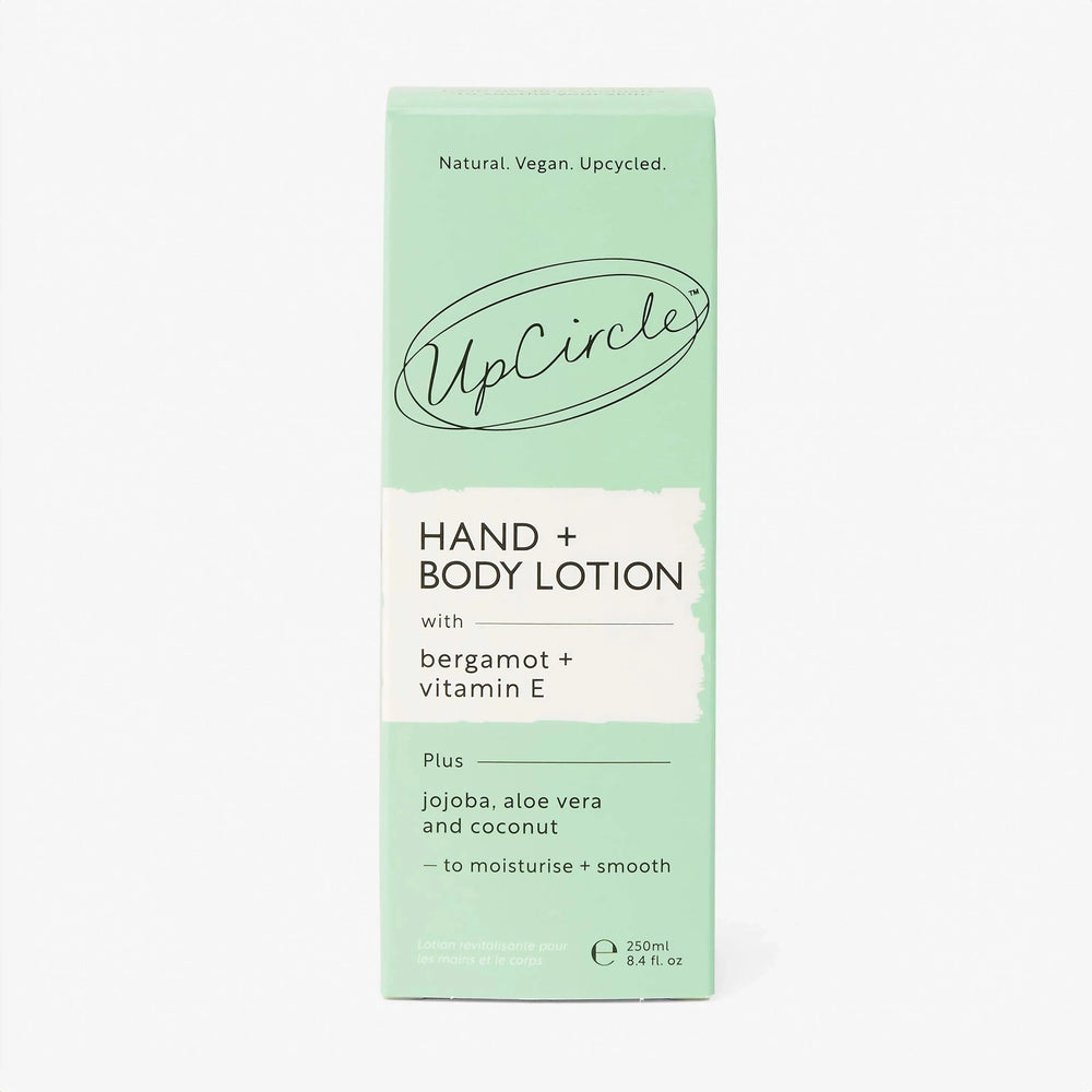 Label der UpCircle Hand + Body Lotion mit Bergamotte & Aloe Vera auf recycelter Kartonverpackung