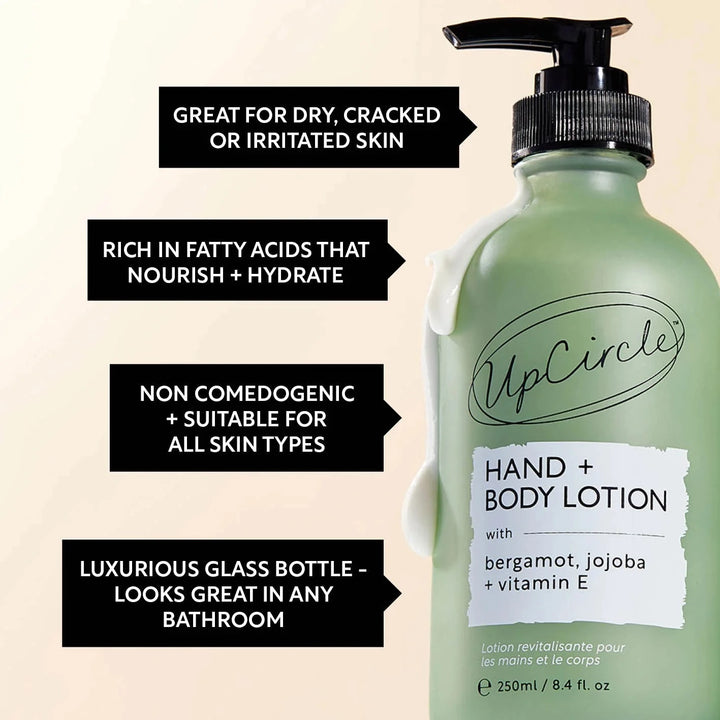 Leichte Lotion-Textur der UpCircle Hand + Body Lotion mit Aloe Vera und pflegendem Vitamin E