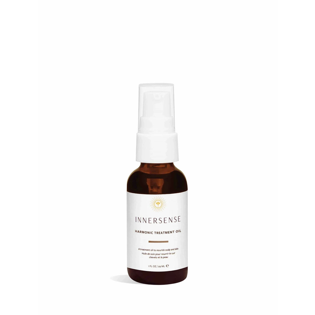 Braune Pumpflasche von Innersense "Harminoc Treatment Oil" vor weißem Hintergrund.