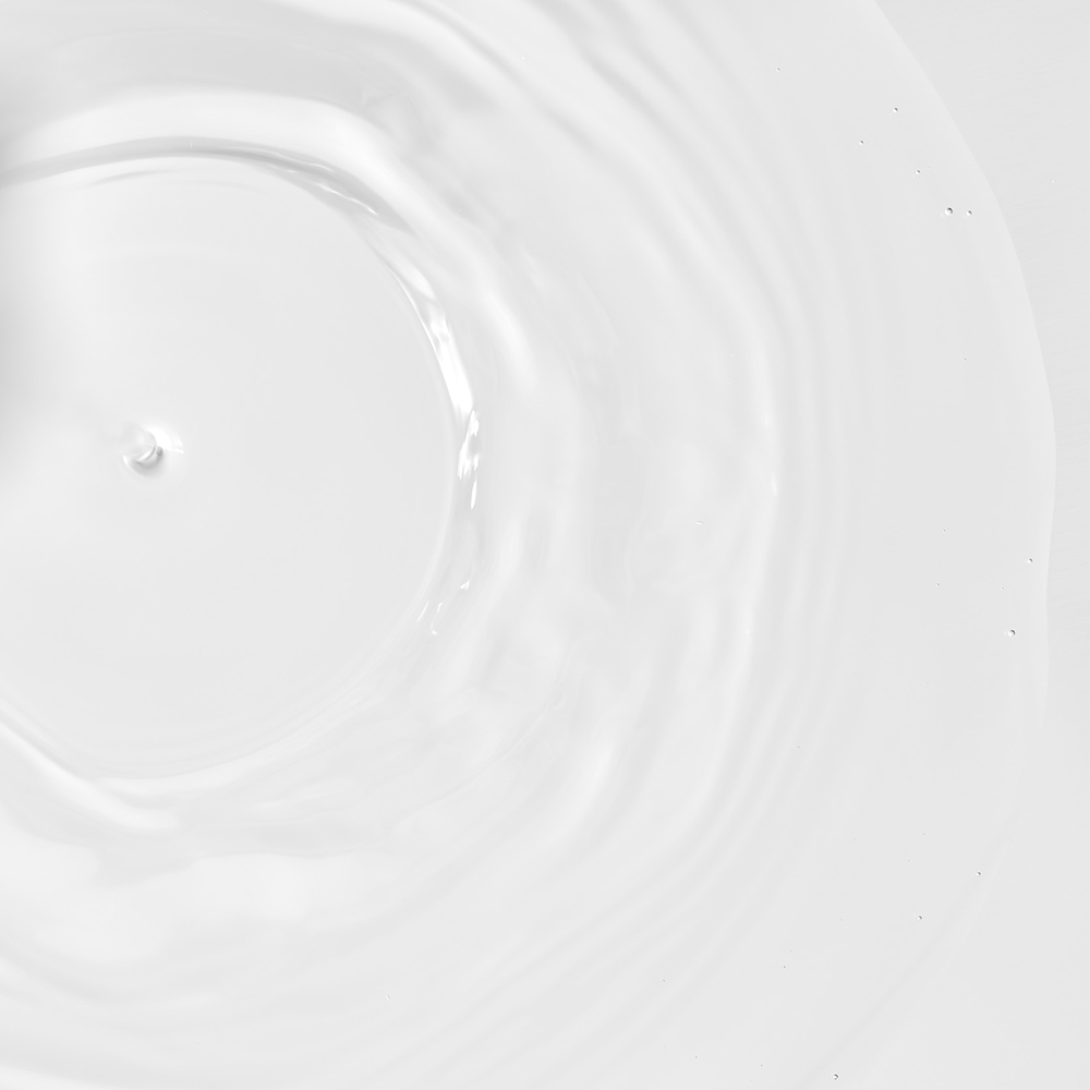 Klare, wässrige Textur des Hyaluronic Blossom Facial Mist von Team Dr Joseph – leichte und erfrischende Formulierung