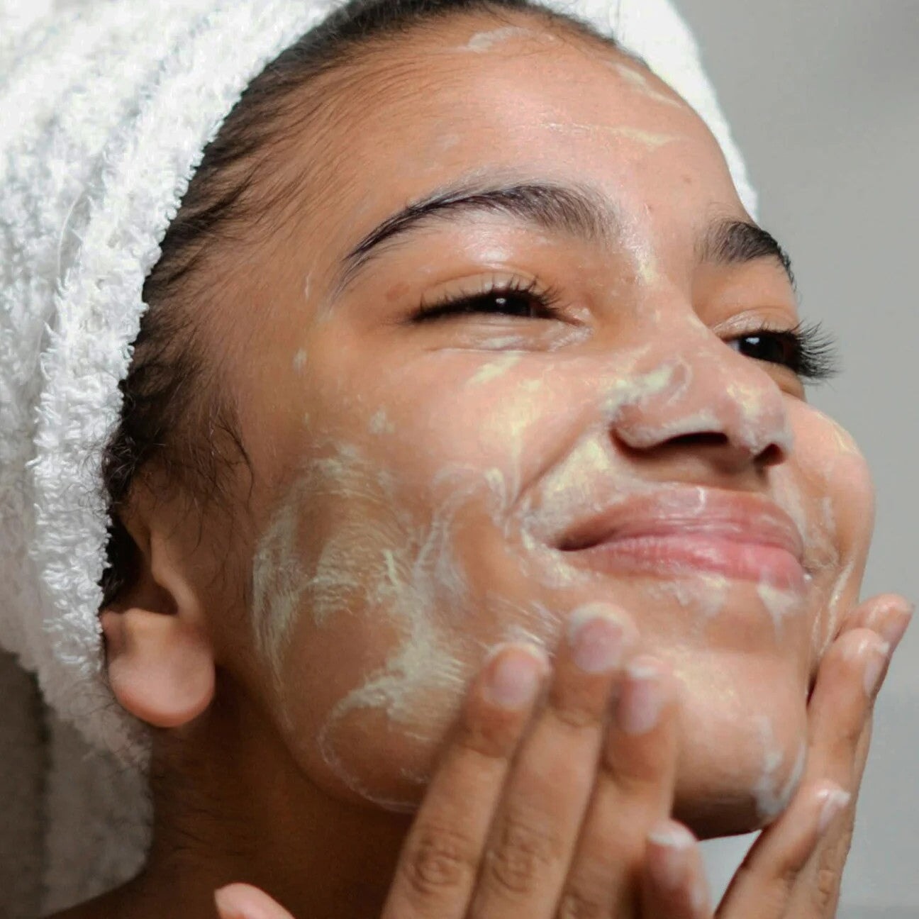 Anwendung des Hydra-Calm Cream Cleansers auf trockener Haut – für ein beruhigendes Reinigungserlebnis