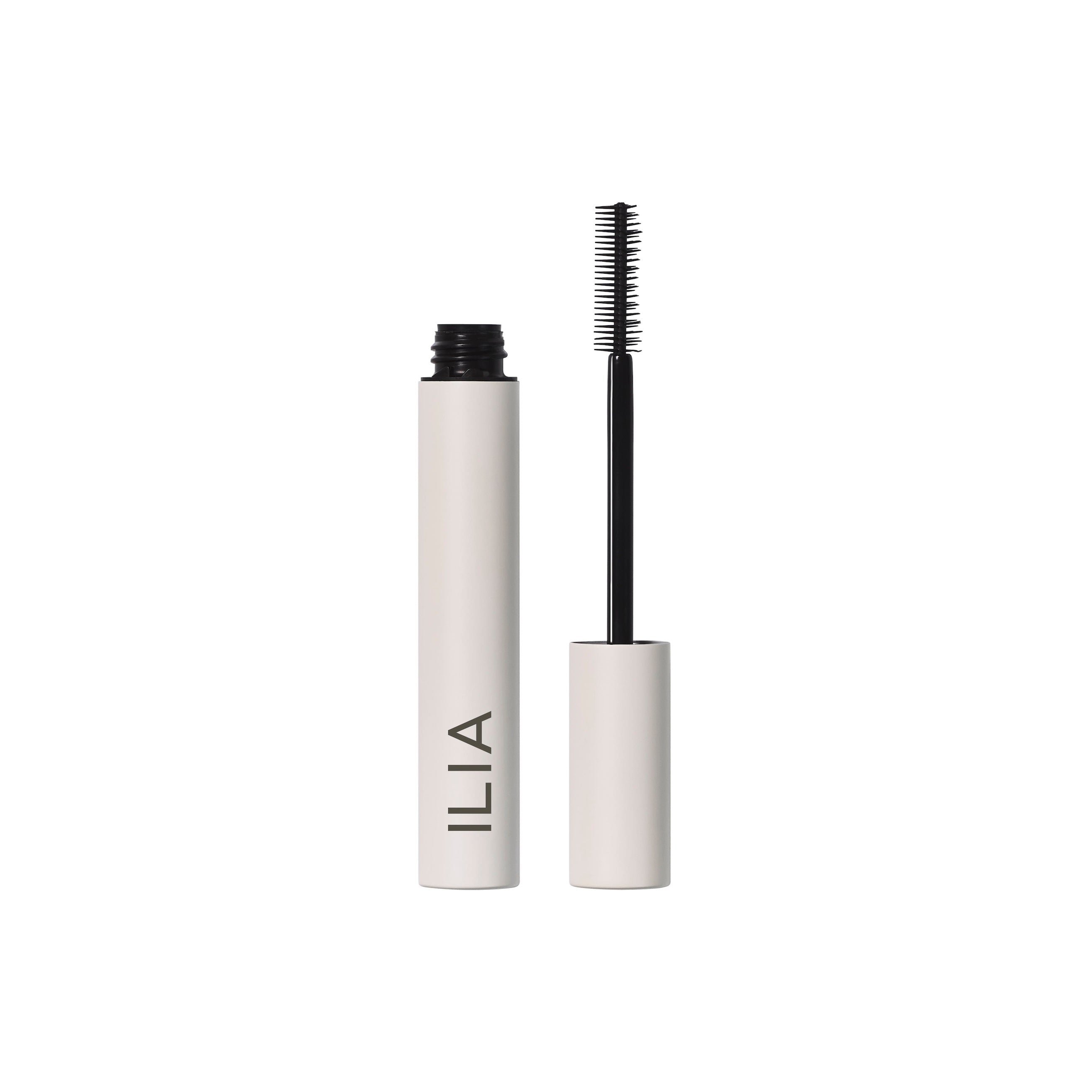 Ilia Limitless Lash Mascara steht offenen neben der Bürste vor weißem Hintergrund.