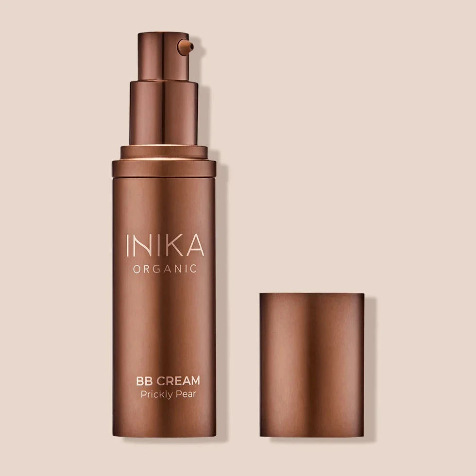 INIKA BB Cream Pumpflasche mit geöffnetem Deckel.