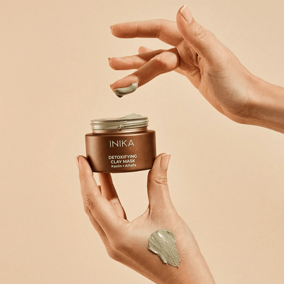 Cremige grüne Tonerde-Textur der INIKA Detoxifying Clay Mask – natürliche Klärpflege