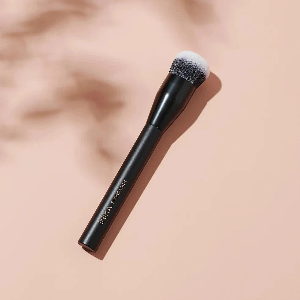 INIKA Foundation Brush vor rosa Hintergrund