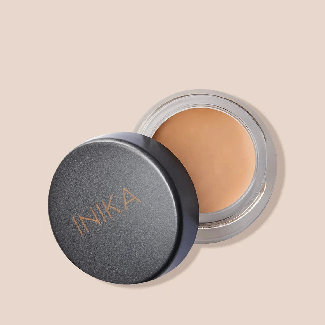 Inika Full Coverage Concealer Sand leicht geöffnet.